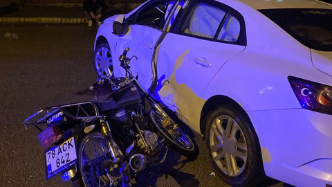 Otomobil ile motosiklet çarpıştı: 1’i ağır 2 yaralı