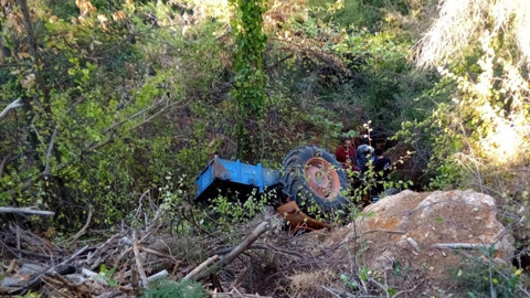 Traktör şarampole devrildi! Sürücü feci şekilde can verdi