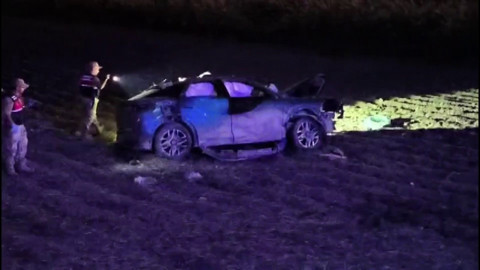 Lastiği patlayan otomobil tarlaya uçtu: Ölü ve yaralılar var