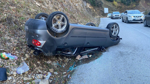 Yedigöller'de kaza! Gizli buzlanma nedeniyle otomobil takla attı