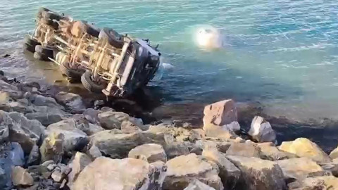 Elazığ'da feci kaza! Beton mikseri Hazar Gölü’ne uçtu!