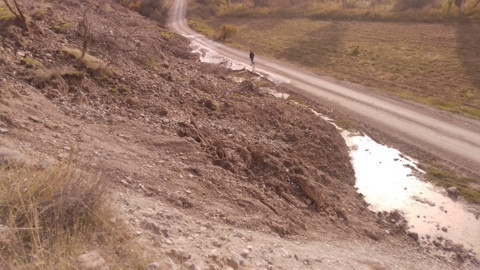Ankara'da toprak kayması: Yol trafiğe kapatıldı