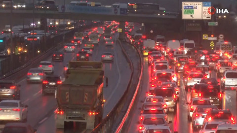 İstanbul'da sağanak yağış trafiği felç etti: Yoğunluk yüzde 90'a ulaştı