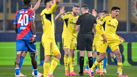V. Plzen- Fenerbahçe maçında skandal pankart! Sosyal medya ayağa kalktı