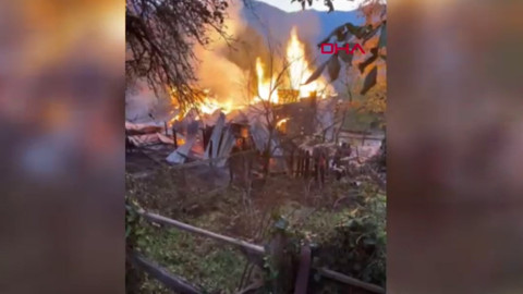 Karabük’te 2 katlı ahşap ev alev alev yandı: 5 kişi dumandan etkilendi