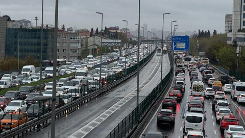 AKOM uyarmıştı, yağmur bastırdı! İstanbul’da trafik yoğunluğu yüzde 74'e dayandı