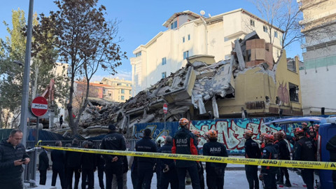 Ankara'da panik anları! Kontrollü yıkım sırasında bina çöktü: Ortalık savaş alanına döndü