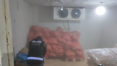 Mide bulandıran görüntüler! On binlerce kilogram ele geçirildi