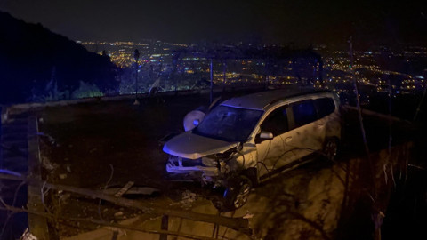 Virajı alamayan otomobil, evin damına düştü: Yaralılar var