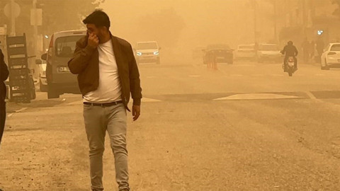 Toz bulutu kenti kızıla boyadı!