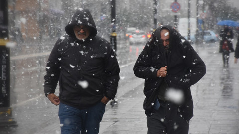 Meteoroloji uyarmıştı! Lapa lapa kar yağdı
