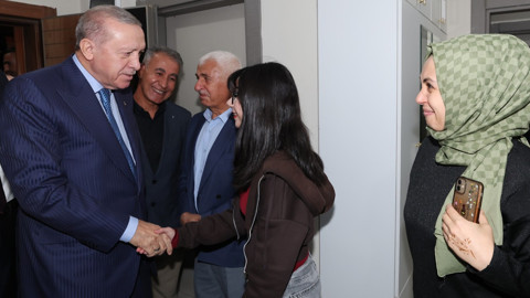 Cumhurbaşkanı Erdoğan'dan Adıyaman'da depremzede aileye sürpriz ziyaret