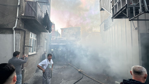 Ümraniye'de panikleten depo yangını! Ortalık dumanla kaplandı