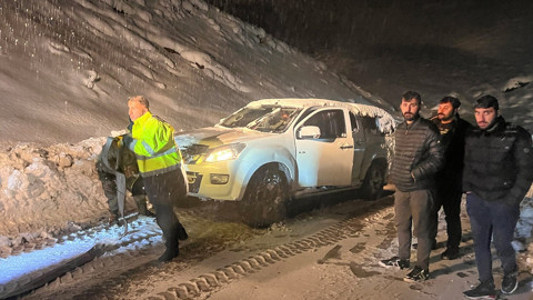 Meteoroloji uyarmıştı! Birçok ilde kar alarmı: Yollar kapandı, irtibat kesildi