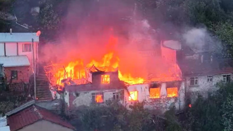 Bursa'da 2 katlı binada yangın paniği! Alevler 3 eve daha sıçradı