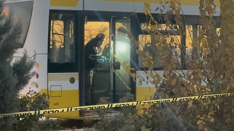 Belediye otobüsünde kanlı tartışma! Eşinin gözü önünde bıçaklandı