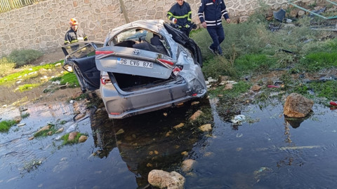 Otomobil dere yatağına devrildi: Ölü ve yaralı var