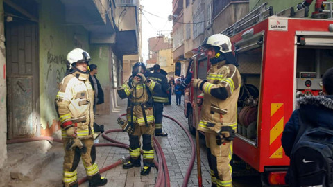 Diyarbakır'da 5 katlı apartmanda yangın! 13 kişi dumandan etkilendi