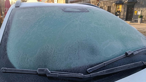 Kış çetin yüzünü gösterdi! Araç camları ve yollar buz tuttu! Termometre eksi 15’i gördü!