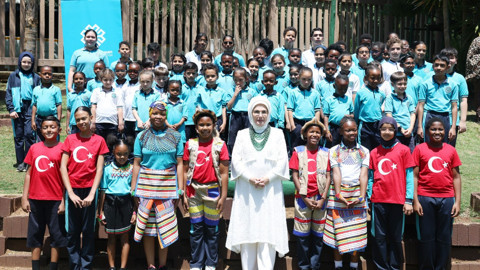 Emine Erdoğan, Güney Afrika’daki Maarif Okulu’nda öğrencilerle buluştu!