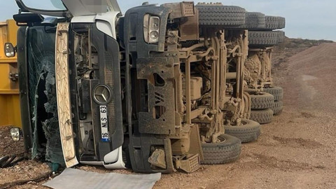 Hafriyat kamyonu devrildi: Sürücü ağır yaralı