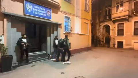 Beyoğlu'nda yere düşen telefonu alıp kaçan şüpheli kamerada!