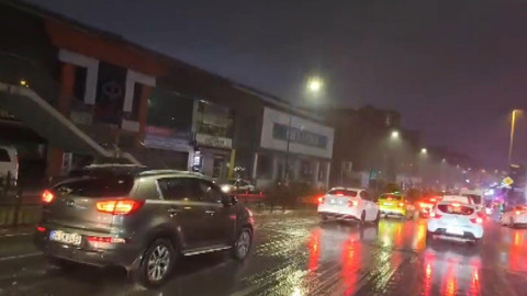 İstanbul'da yağışın etkisi ile trafik yoğunluğu oluştu