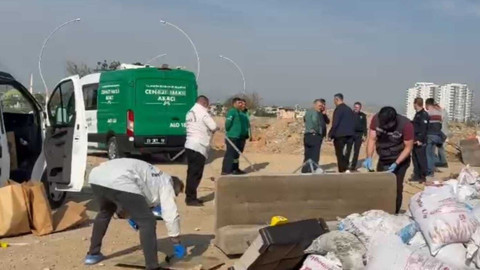 Mersin'de dehşet! Çekyatın içinden erkek cesedi çıktı! Kokmasın diye bakın ne yapmış!
