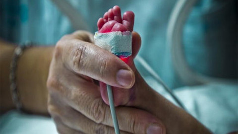 Yeni doğmuş bebeği satmaya çalışırken yakalandılar!