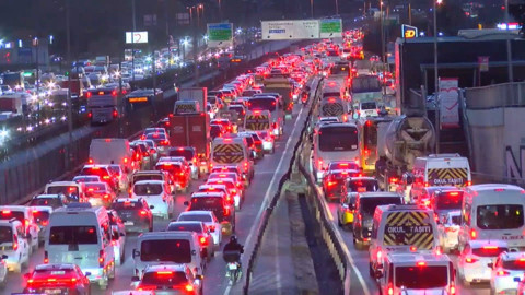 İstanbul'da trafik kilit! Yola çıkmadan önce dikkat: Yoğunluk yüzde 90'a ulaştı