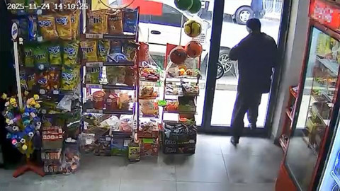 Kapıyı fark etmedi, kafasıyla camı kırdı: O anlar kamerada