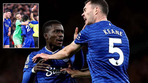 Dev maçta yıldız futbolcudan skandal hareket! Takım arkadaşına hamlesi ortalığı karıştırdı! Kırmızı kartla oyundan atıldı