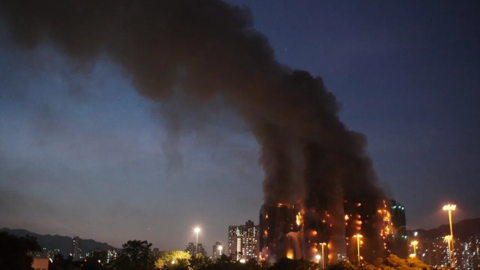 Hong Kong’u sarsan felaket! Wang Fuk Court alevlere teslim! Ölüler ve mahsur kalanlar var