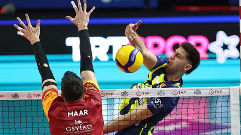 Voleybolda kıran kırana derbi! Galatasaray, Fenerbahçe’yi devirdi