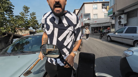 Trafikte keserli dehşet! Tehditler savurarak saldırdılar