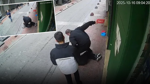 Beyoğlu’nda sokak ortasında şoke eden kavga! Adamı defalarca yumruklayıp tekmeledi