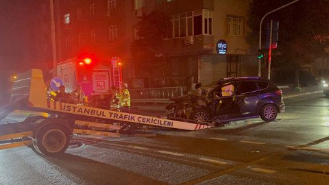 Bayrampaşa’da kaza! Otobüs ile otomobil kafa kafaya çarpıştı: 3 yaralı