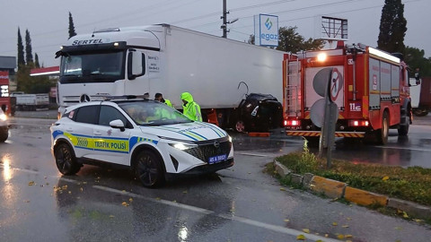 Manisa'da feci kaza! TIR ile çarpışan otomobilin sürücüsü ve eşi öldü