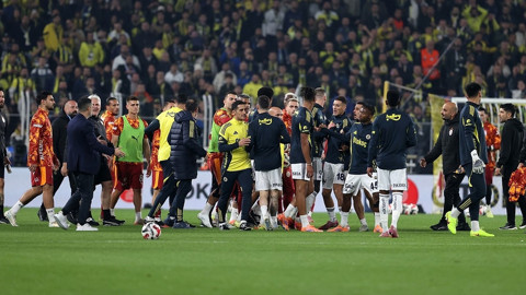 Kadıköy'de tansiyon yükseldi! Saha karıştı: Yumruklar havada uçuştu