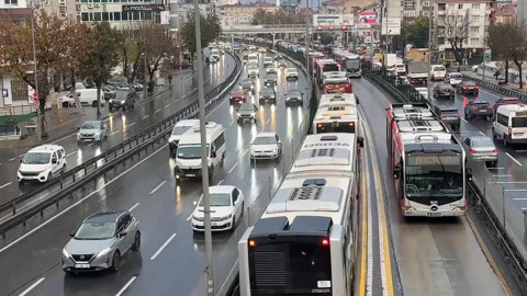 Avcılar'da metrobüs arızalandı; duraklarda yoğunluk oluştu