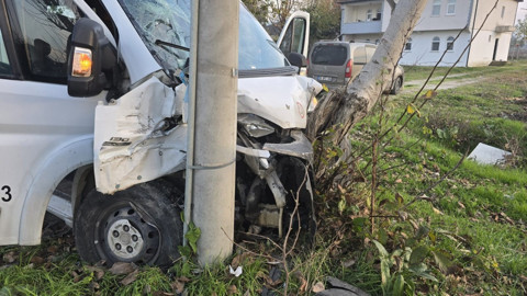 İşçi servisi ile otomobil çarpıştı: Çok sayıda yaralı var