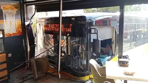 İETT otobüsü börekçiye girdi! Yaralılar var