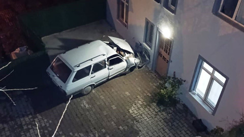 Kontrolden çıkan otomobil eve girdi: Ölü ve yaralı var