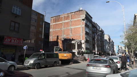 İstanbul'da yıkım kabusa döndü! Tüm daireler hasar gördü, duvarlar yıkıldı