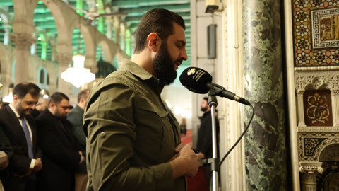 Suriye'de devrimin birinci yılı! O hediye merak uyandırmıştı! Üzerindeki örtü kalktı! Şara'nın kıyafetindeki ince mesaj!