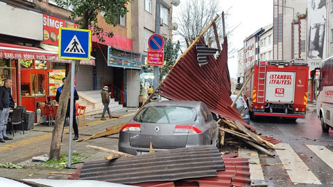 İstanbul'da fırtınada 4 katlı binanın çatısı uçtu; 2 otomobil hasar gördü