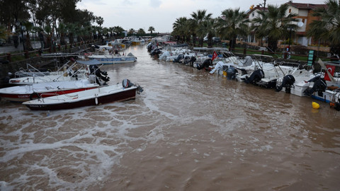 Sel suları denize aktı! Çok sayıda tekne battı