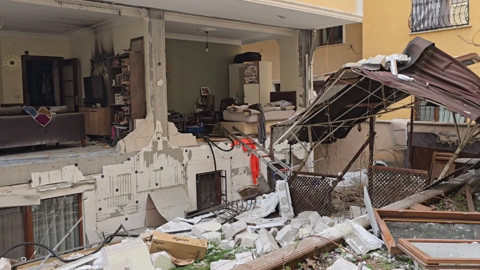 Ataşehir'de korkutan patlama! Binanın duvarları yıkıldı, savaş alanına döndü