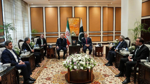 ABD/İsrail-İran savaşında tüm gözler müzakerede: ABD Donanması gemisi Hürmüz Boğazı'ndan geri döndü