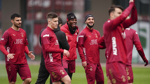 Galatasaray'da coşkulu idman! Taraftarlardan futbolculara büyük destek